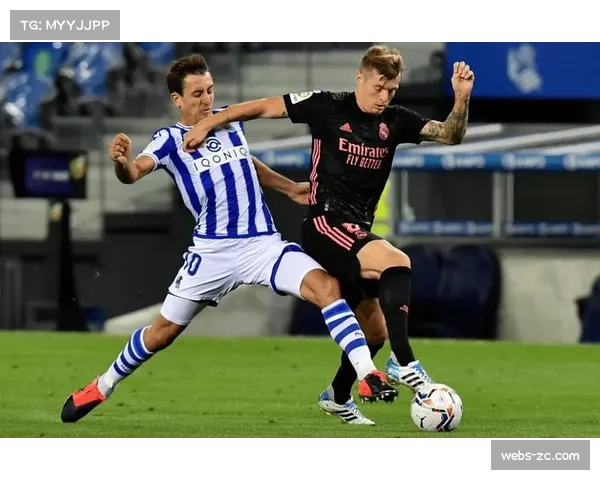 皇家社会主场大雨中作战，场地积水一定程度影响双方传控战术发挥